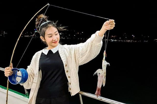 Закат в открытом море и ловля кальмаров