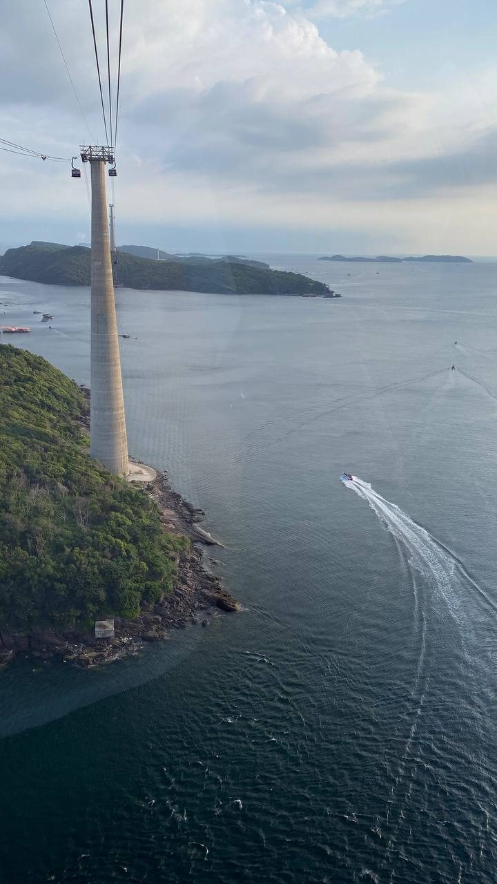 Опора канатной дороги на острове и море вокруг