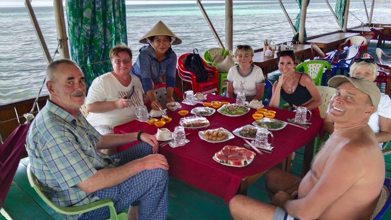 Обед на борту во время дневной морской экскурсии: морепродукты, салаты и арбуз